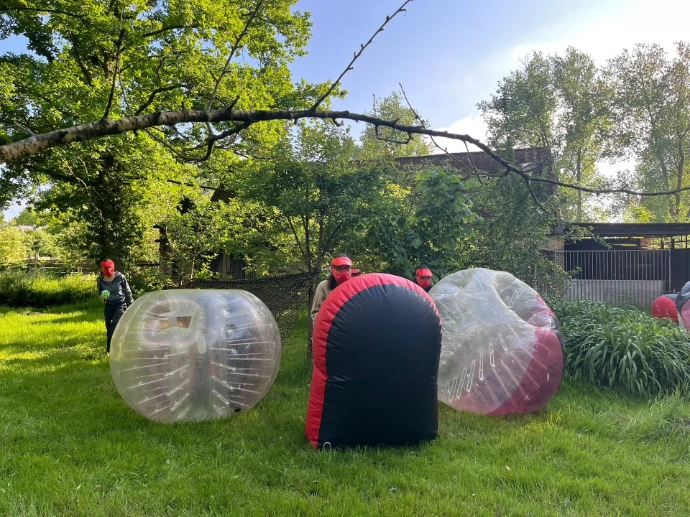 kinderen en volwassenen spelen bubble football